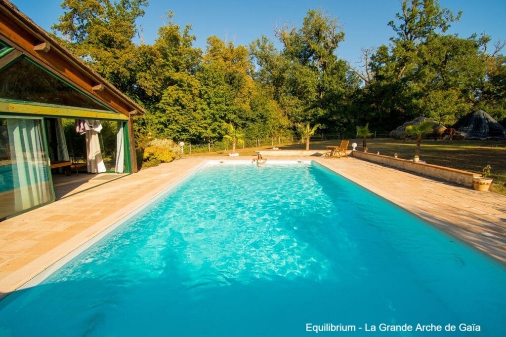 La chambre d'hôtes et sa vue directe sur le domaine et la piscine