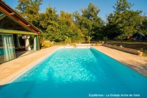 La chambre d'hôtes et sa vue directe sur le domaine et la piscine